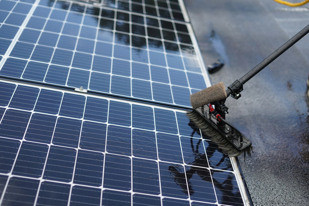 Zonnepanelen schoonmaken: zo doe je het goed en veilig
