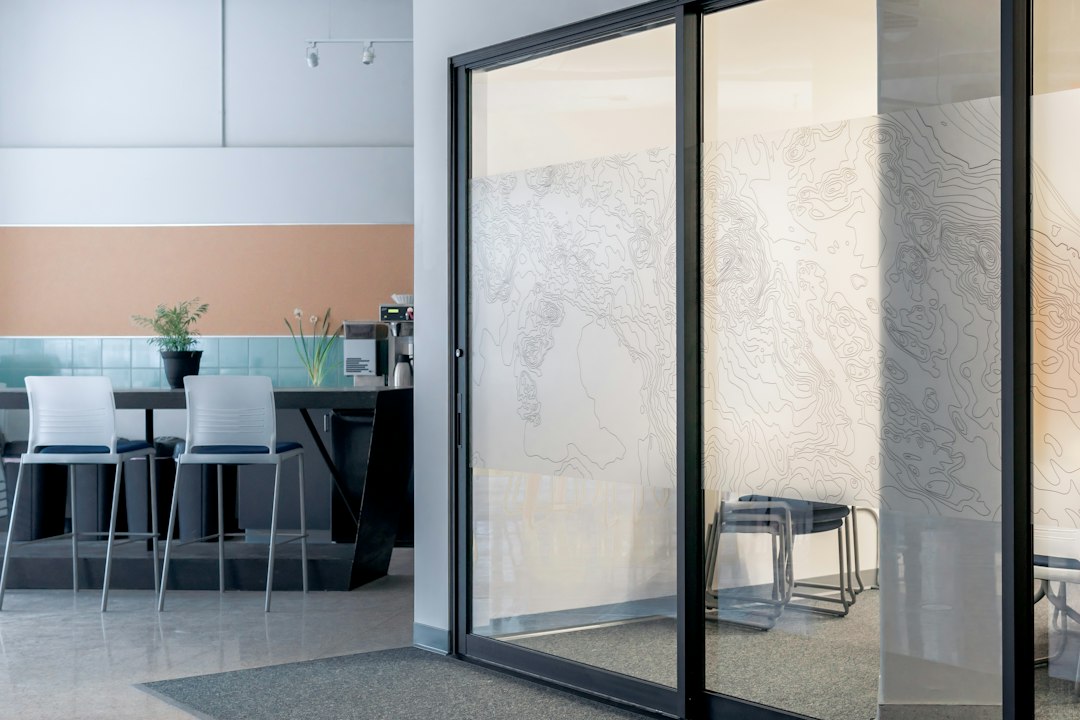 Glazen schuifwand voor je veranda: wat je moet weten voor je koopt