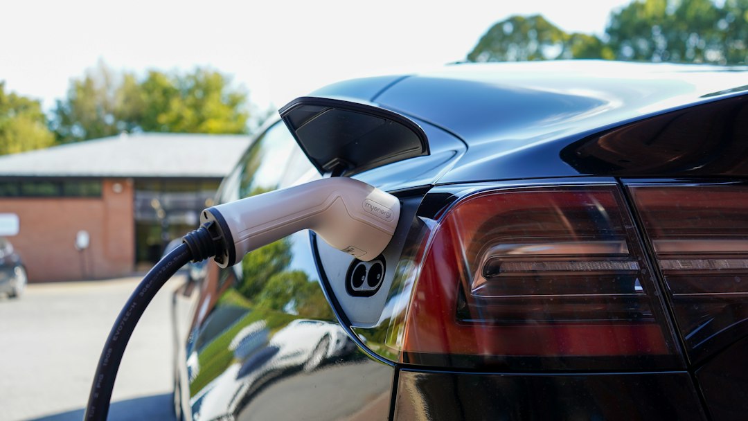 Laadpaal met zonnepanelen: zo laad je slim en goedkoop thuis op