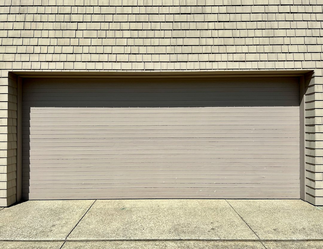 Garagedeur isoleren: zo pak je het slim aan