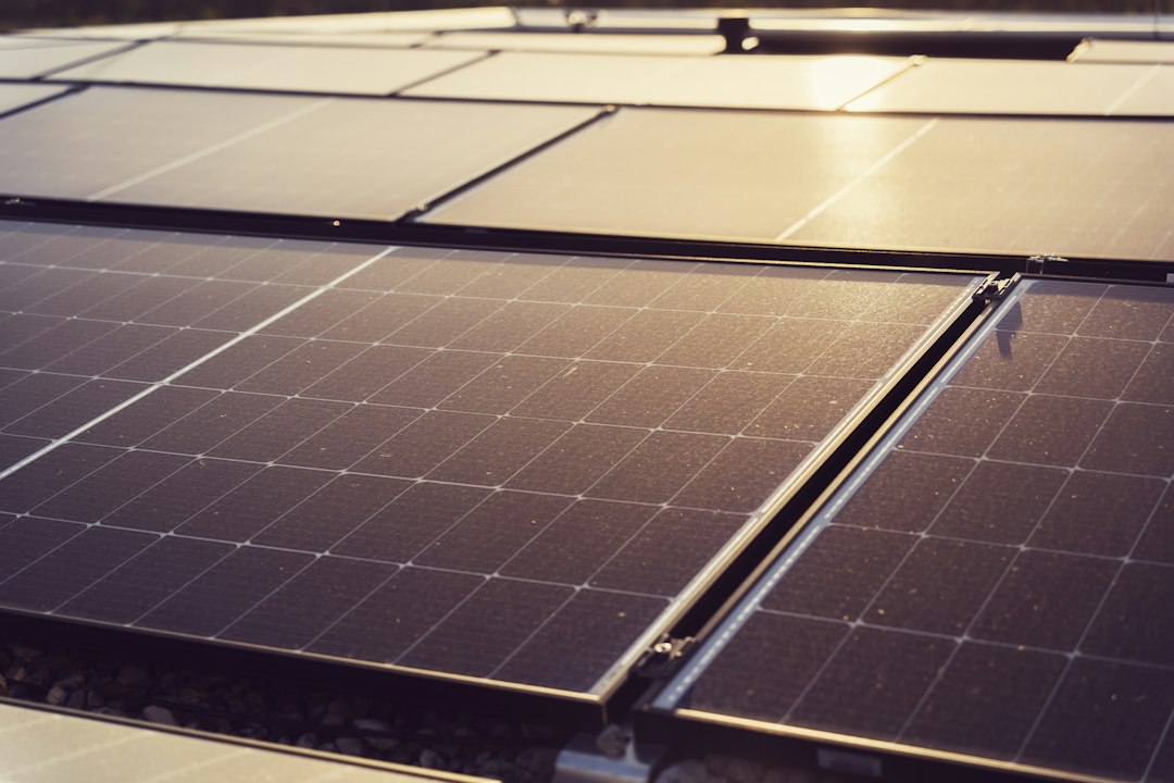 Micro omvormer zonnepanelen: hoe het werkt en wanneer je er voor kiest