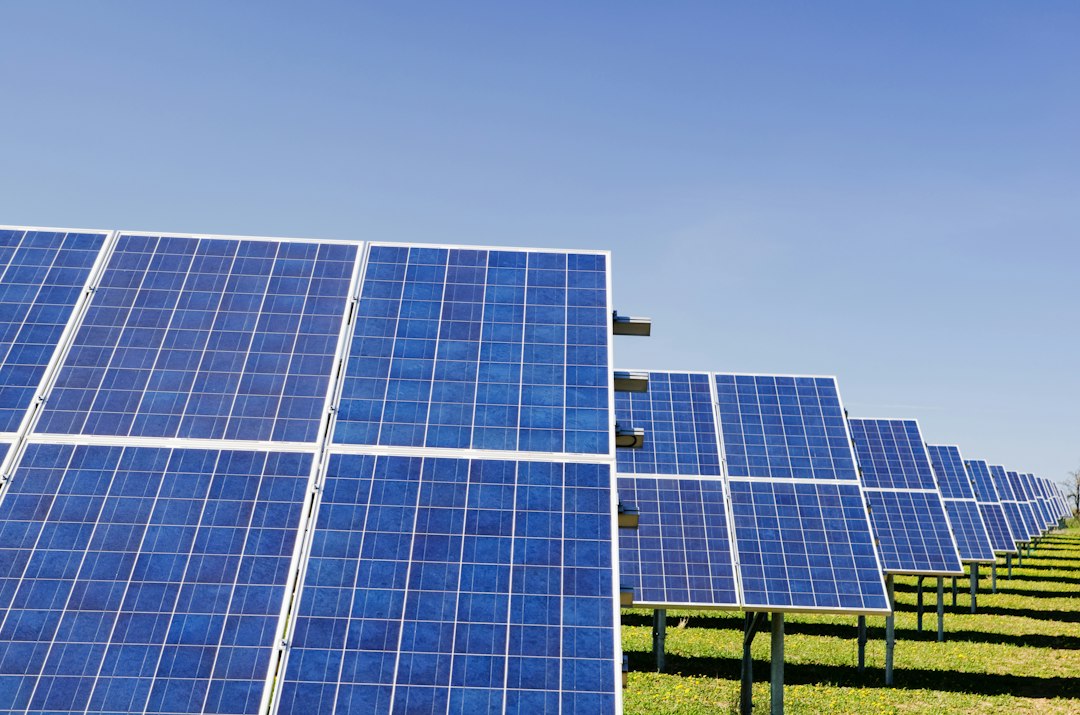 Glas-glas zonnepanelen: wat ze zijn, wat ze kosten en wanneer ze de moeite waard zijn
