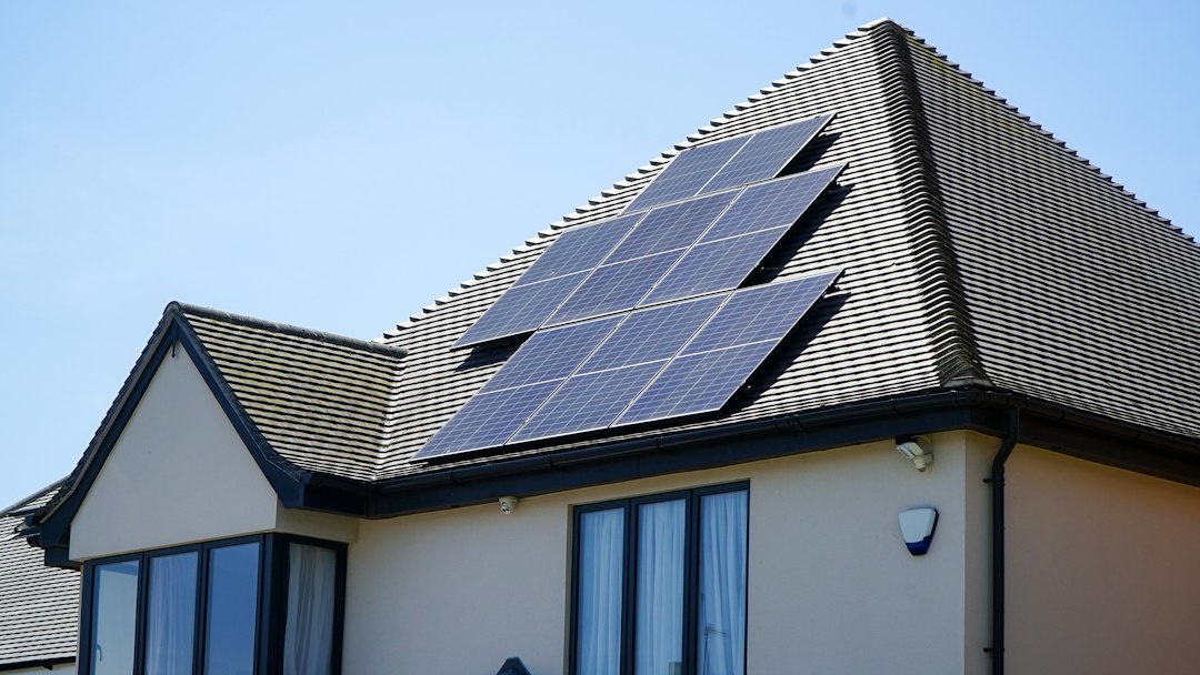 Opbrengst zonnepanelen per maand: wat je realistisch kunt verwachten