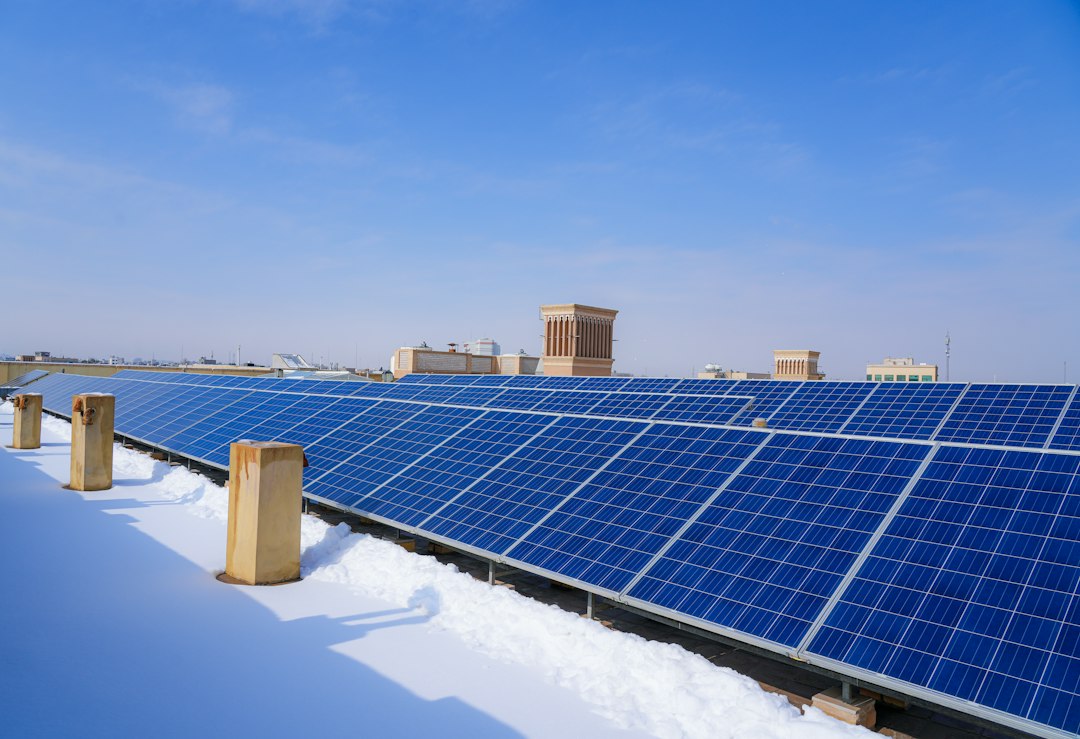 Sneeuw op zonnepanelen: wat je wel en niet moet doen
